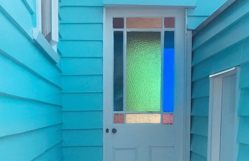 Riverton Casa | Una hermosa y tranquila morada con vista al mar.