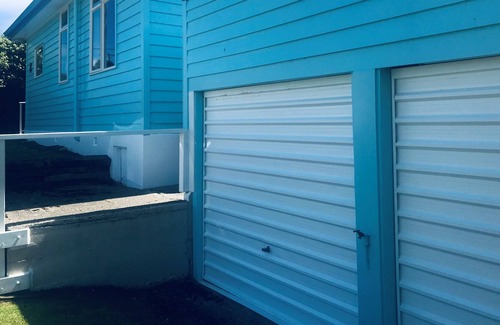 Riverton Casa | Una hermosa y tranquila morada con vista al mar.