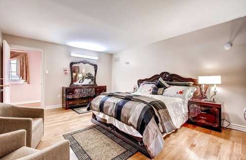 Brampton Otro | White House Canada-14 habitaciones, 9 baños en 3 acres para 28 huéspedes en Brampton
