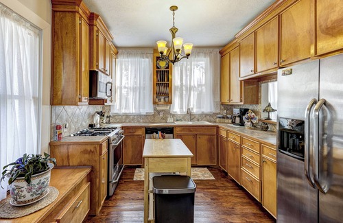 Vicksburg Cabaña | A charming cottage nestled in the historic Fostoria Neighborhood.