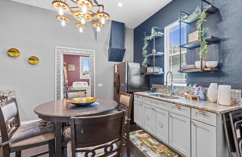 Nevada Street Casa | Downtown San Antonio@TheAlamodome-Free Parking! The Mason Suite 3Bdr/2Bth