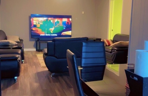Norcross Casa | Room Prime. A comfy Unique 1-bedroom with WiFi, T.V and jack & jill bathroom
