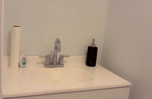 Norcross Casa | Room Prime. A comfy Unique 1-bedroom with WiFi, T.V and jack & jill bathroom
