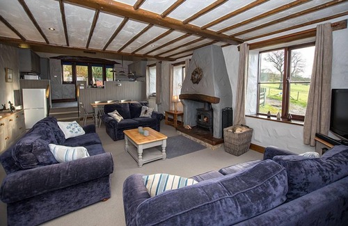Castle Carrock Cabaña | A cottage that sleeps 8 guests in 4 bedrooms