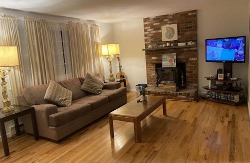 West Yarmouth Casa | A Cozy Cape house steps to Restaurants & Beaches ~1.4 miles down scenic roads