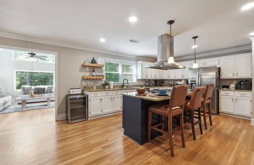 Peachtree Corners Casa | A Cozy Peaceful Space for a Family Getaway