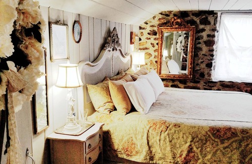 North Granby Casa | A Country Country Getaway ~ 1930s Stone Cottage en Connecticut!