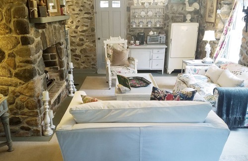 North Granby Casa | A Country Country Getaway ~ 1930s Stone Cottage en Connecticut!