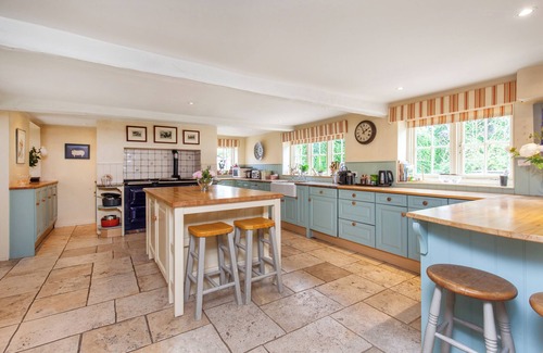 Hinton Ampner Casa | A fine listed 7 bedroom country house in a National Park