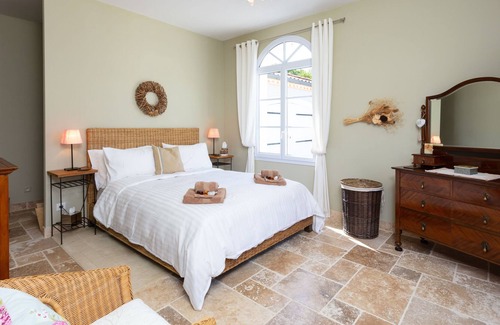 Sainte-Colombe-de-Villeneuve Casa | Una hermosa casa rural en el sur de Francia con una decoración elegante y cuidados jardines.