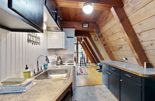 Bethlehem Casa | A-frame near Miller Pond & golfing - firepit & deck with forest views