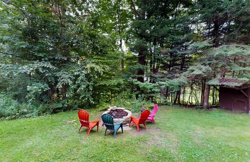 Bethlehem Casa | A-frame near Miller Pond & golfing - firepit & deck with forest views