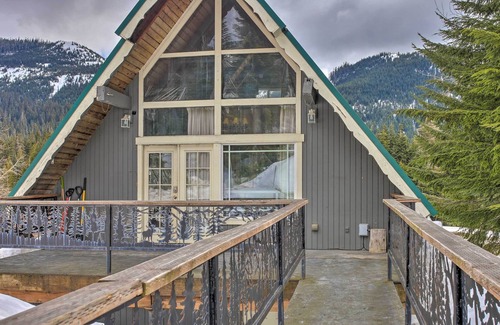 Snoqualmie Pass Cabina | A-Frame w/ Views: Walk to Snoqualmie Lifts!