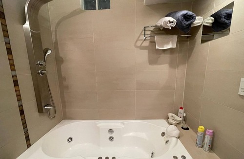 Córdoba Casa | A great room with a comfortable bathroom with hot tub