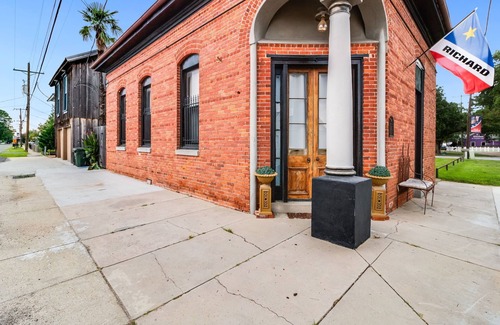Scott Casa | Hidden Gem! Beautiful, Historic Renovated Bank in DT Scott, Minutes to Lafayette