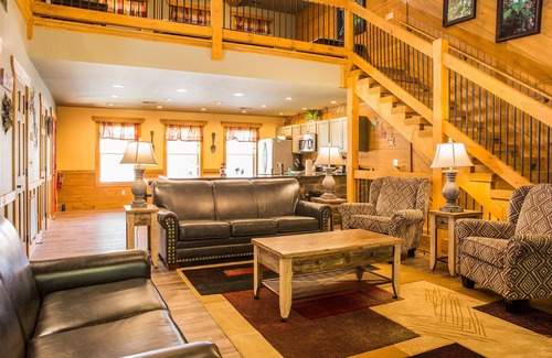 Gatlinburg Chalet De Esquí | A Hilltop Hideaway - Four Bedroom Chalet