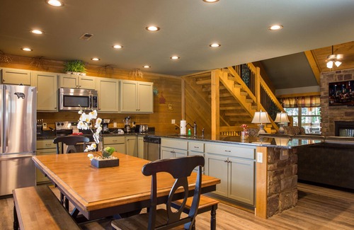 Gatlinburg Chalet De Esquí | A Hilltop Hideaway - Four Bedroom Chalet