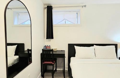 Pleasant View Casa | A Home Away-Deluxe Guest Room in Toronto