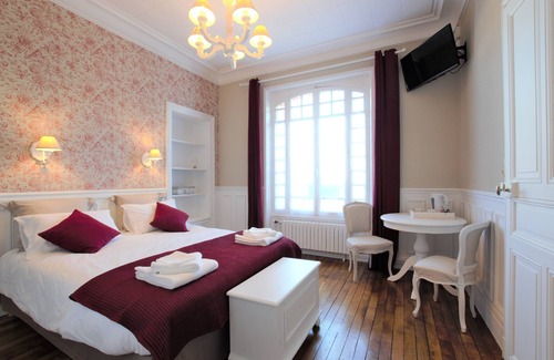 Sainte-Savine Cama Y Desayuno | A l'Aube de Troyes - Cama y desayuno con encanto - Piscina