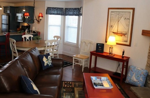 Branson Apartamento | A Lakeside Retreat with Storybook Charm and Family Fun- 2 Bedroom Cottage