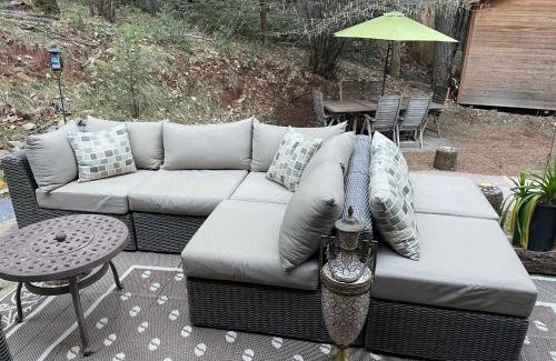 Foresthill Casa | A Lovely Cabin House at Way Woods Retreat with Outdoor Hot Tub! - By Sacred Hub MGMT