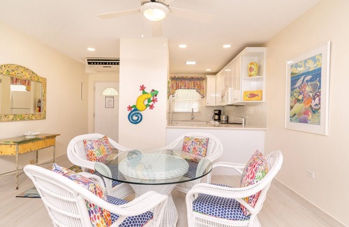 Seven Mile Beach Condominio | Lujoso condominio a nivel del suelo a pasos de la MEJOR playa especial de verano / otoño