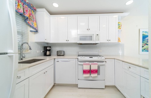 Seven Mile Beach Condominio | Lujoso condominio a nivel del suelo a pasos de la MEJOR playa especial de verano / otoño