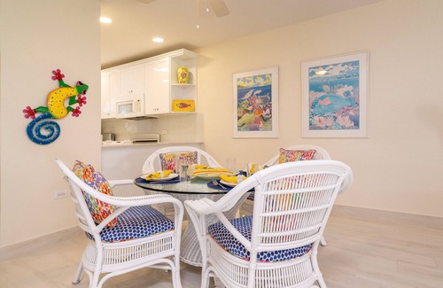 Seven Mile Beach Condominio | Lujoso condominio a nivel del suelo a pasos de la MEJOR playa especial de verano / otoño