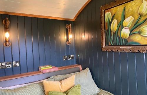 Elham Casa | A luxurious sunrise & sunset Shepherds Hut with wood burning stove & Hot Tub, Elham Valley, Kent