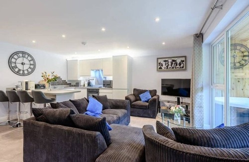Littlebredy Cabina | A luxury garden lodge with HOT-TUB, sun terrace - sleeps up to 7 guests
