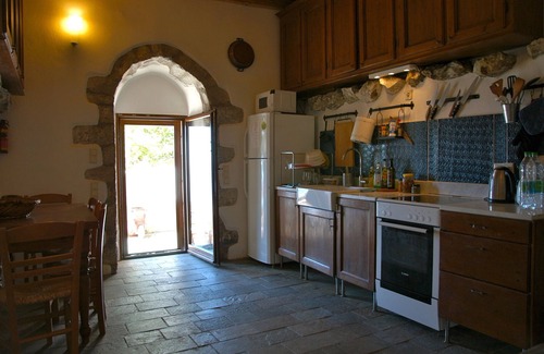 Thalames Villa | Una casa de la torre medieval en el Peloponeso con impresionantes vistas al mar y al atardecer