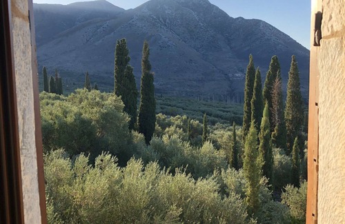 Thalames Villa | Una casa de la torre medieval en el Peloponeso con impresionantes vistas al mar y al atardecer