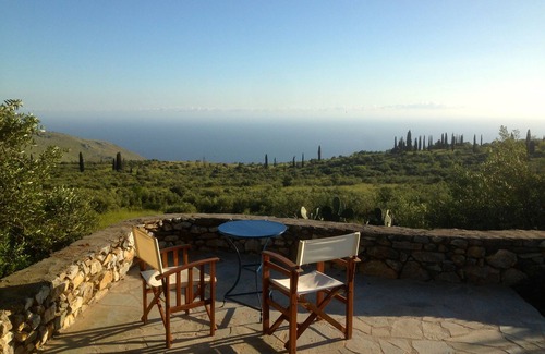 Thalames Villa | Una casa de la torre medieval en el Peloponeso con impresionantes vistas al mar y al atardecer