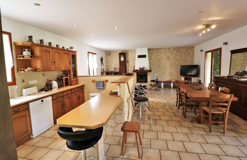Saint-Martial-de-Nabirat Casa | Gran villa, bañada de luz, con piscina cubierta privada y gran jardín.