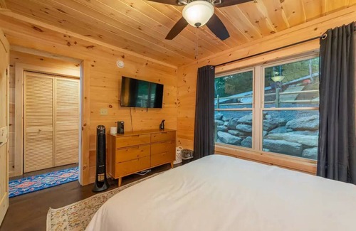 Fairview Casa | A Modern Cozy 2BDR Cabin Roosters Den
