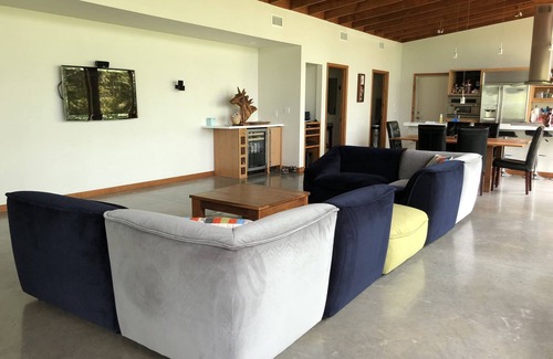 Edgemont Casa | Un hogar moderno ubicado en los acantilados del lago Greers Ferry.