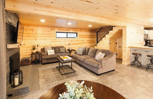 Donner Lake Woods Cabina | Peek of Donner Lake | Ski Lease Available!