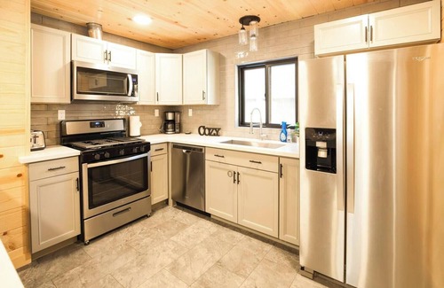 Donner Lake Woods Cabina | Peek of Donner Lake | Ski Lease Available!