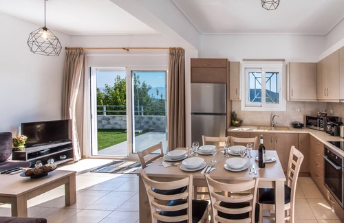 Nidri Casa | UNA CHALET PERFECTA CON PISCINA Y VISTAS AL MAR IDEAL PARA FAMILIAS EN NIDRI, LEFKADA