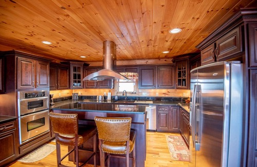 Grassy Creek Cabina | Bring Everyone Together | Fraser Creek Lodge | Hot Tub & Pool Table