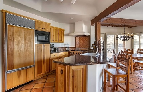 Cave Creek Hotel | A Place You'll Surely Enjoy! Outdoor Pool, Full Kitchen, Free Parking!