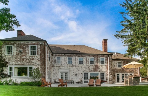 Pittsfield Casa | Una propiedad elegante de la década de 1940, renovada al lujo de hoy en día