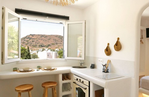 Kini Apartamento | A privately owned home adorned in the distinctive, traditional Cycladic style.