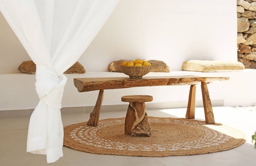 Kini Apartamento | A privately owned home adorned in the distinctive, traditional Cycladic style.