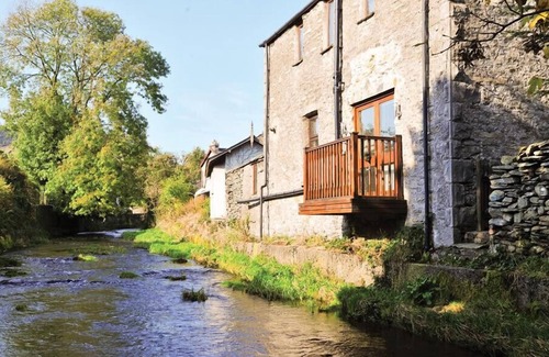 Staveley Cabaña | A River Runs By
