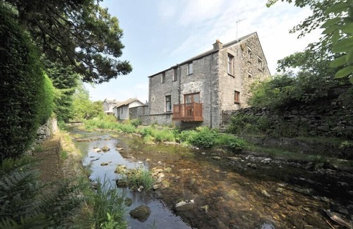 Staveley Cabaña | A River Runs By