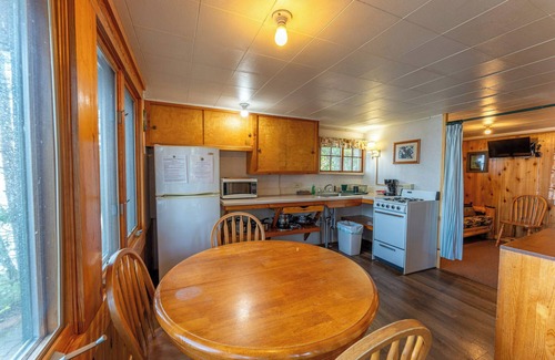 Orr Cabina | A Romantic Lakeside Retreat with Stunning Dock Views