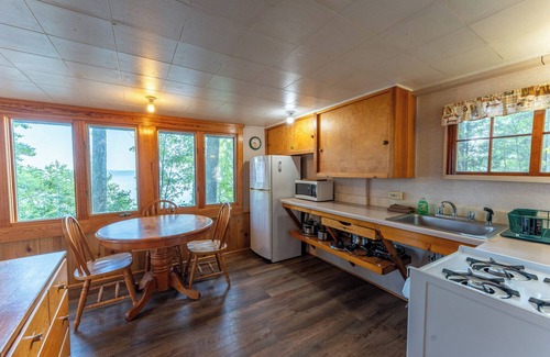 Orr Cabina | A Romantic Lakeside Retreat with Stunning Dock Views