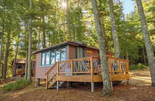 Orr Cabina | A Romantic Lakeside Retreat with Stunning Dock Views