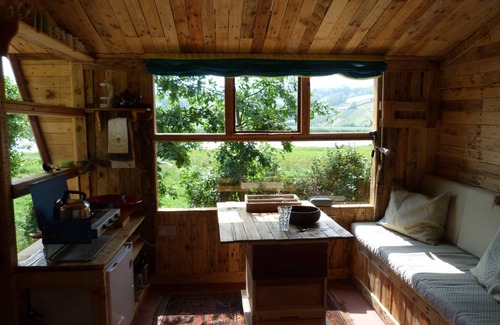 Morwellham Cabina | A romantic riverside cabin for an intimate and peaceful getaway.